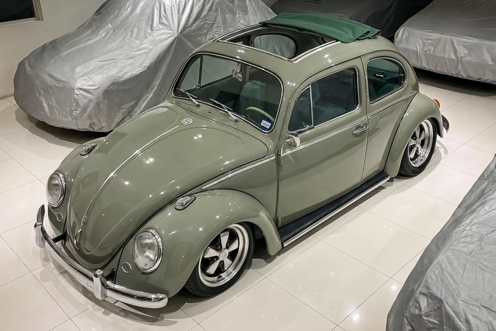 Teto solar de lona para Fusca instalado pela Ragway Teto Solar, com a lona recolhida sobre a traseira