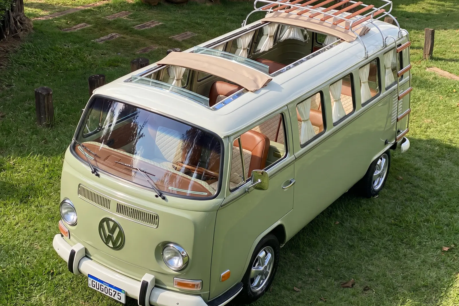 Teto solar de lona para Kombi com acabamento sob medida, lona recolhida e bagageiro de madeira sobre o teto